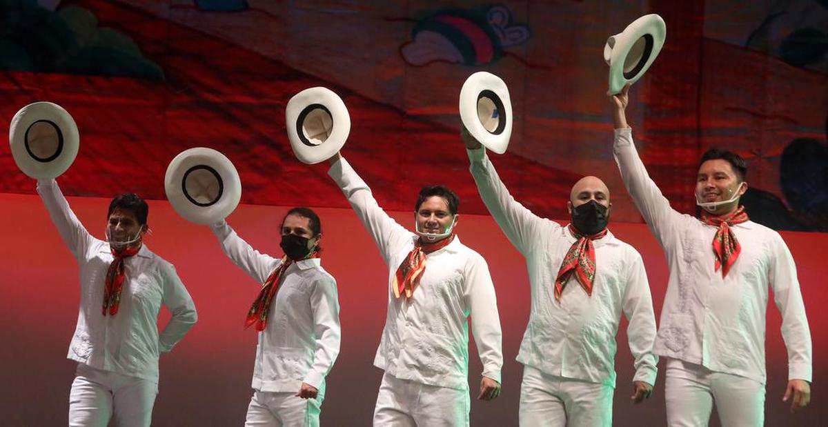 Compañía de Danza El Sol performed dances from Veracruz at its 35th anniversary showcase.