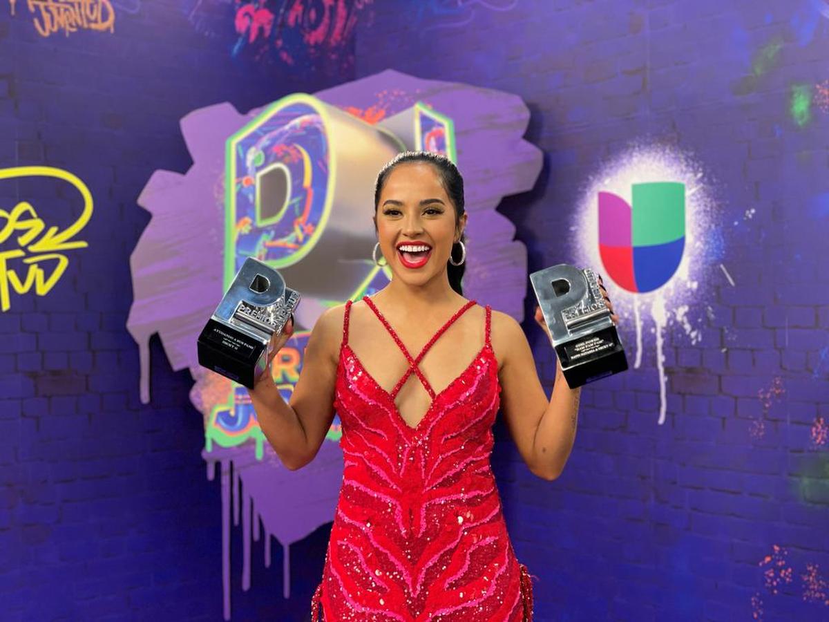 La cantante estadounidense Becky G posa con sus dos premios al final de la gala de entrega de los Premios Juventud en el Watsco Center, en Coral Gables, Florida.
