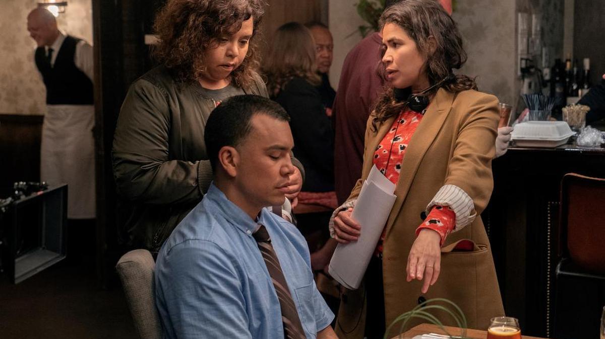 Fotografía cedida por Netflix donde aparece la actriz, directora y productora, América Ferrera (d), durante el rodaje de un capítulo de la segunda temporada de ‘Gentefied’. America Ferrera y Netflix reabren las puertas de ‘Gentefied’, la aclamada serie sobre un barrio latino amenazado por la gentrificación y que en su segunda temporada sigue explorando temas como la inmigración, el conflicto generacional, la identidad o la desigualdad.