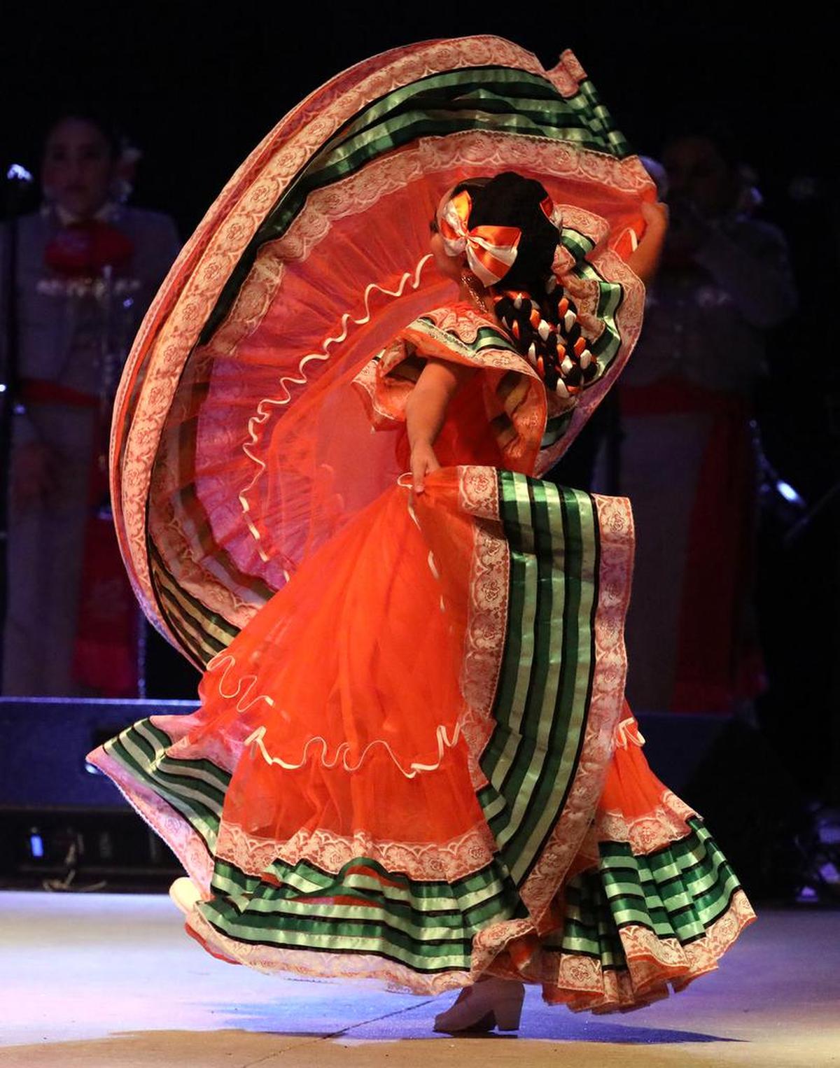 El Ballet Folclórico Guadalajara durante su presentación en los terrenos de la feria del Condado de Fresno el 29 de mayo de 2022.