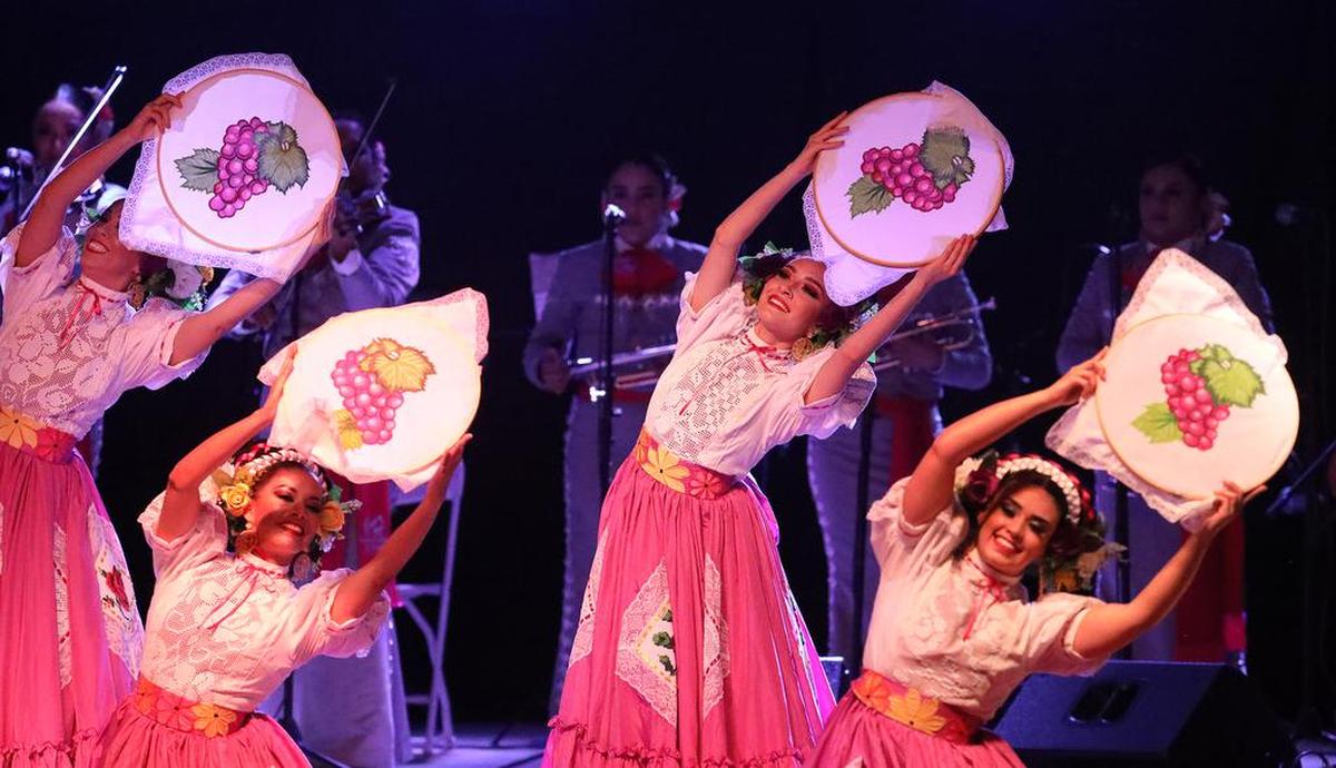 El Ballet Folclórico Guadalajara presenta un baile de Aguascalientes durante su presentación en los terrenos de la feria del Condado de Fresno el 29 de mayo de 2022.