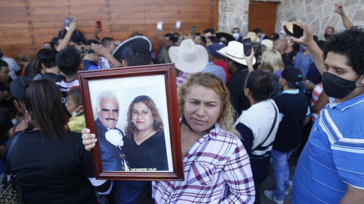 Seguidores permanecen en las afueras del rancho los 3 Potrillos donde será el funeral del cantante mexicano Vicente Fernández el 12 de diciembre en la ciudad de Guadalajara.