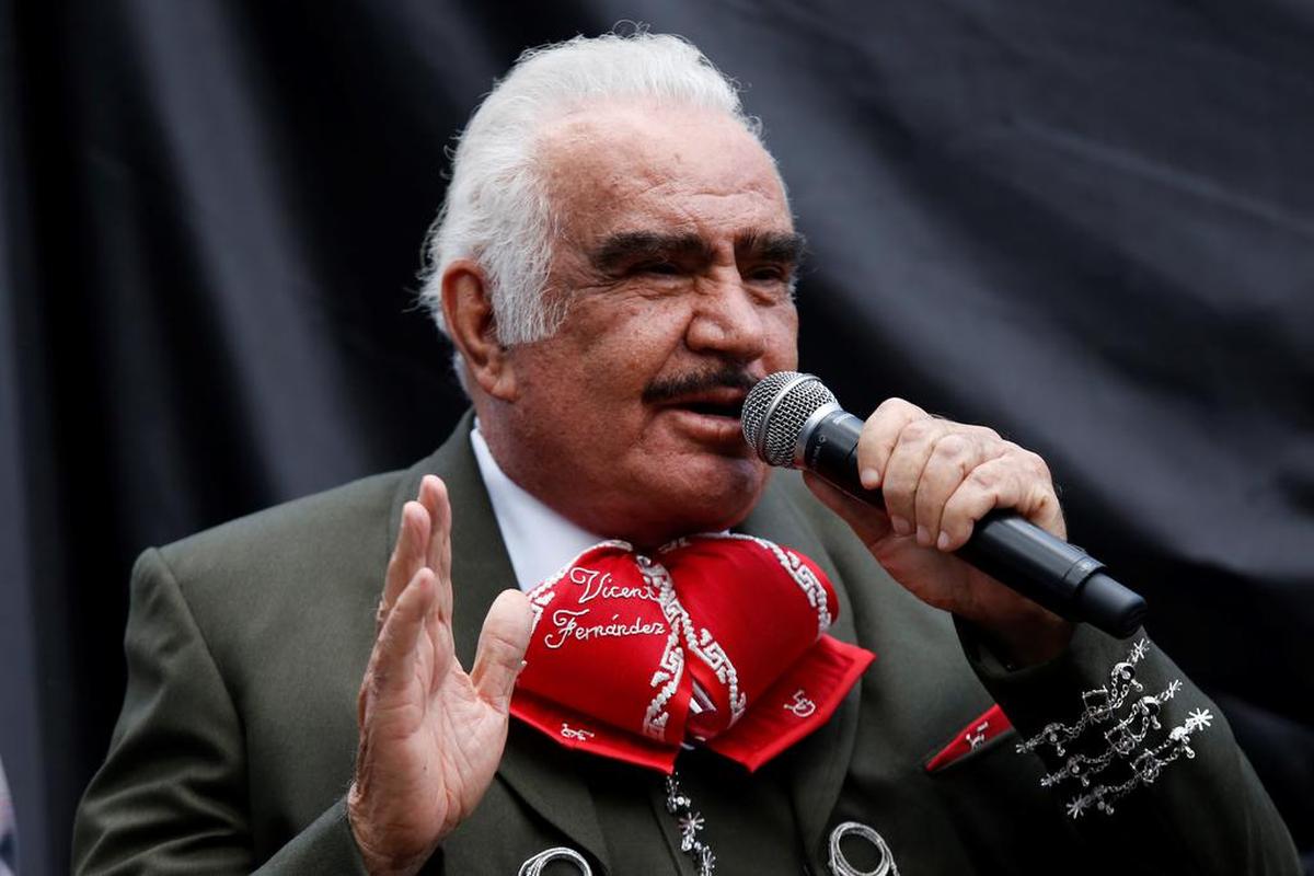 Fotografía de archivo fechada el 6 de octubre de 2019, que muestra al cantante mexicano Vicente Fernández durante un concierto en Guadalajara, Jalisco.