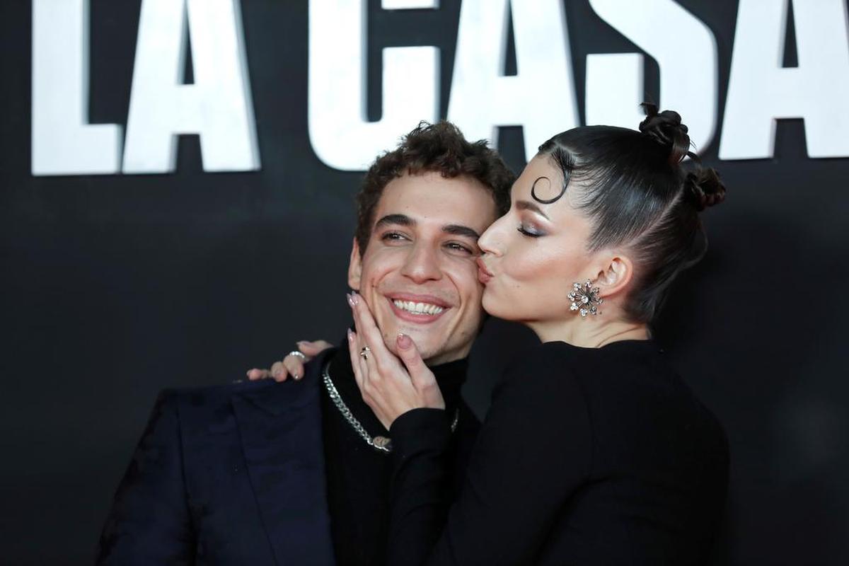 La actriz Úrsula Corberó (d) y el actor Miguel Herrán (i) posan este martes durante el pase gráfico y la alfombra roja de ‘La Casa de Papel Parte 5 Volumen 2’.