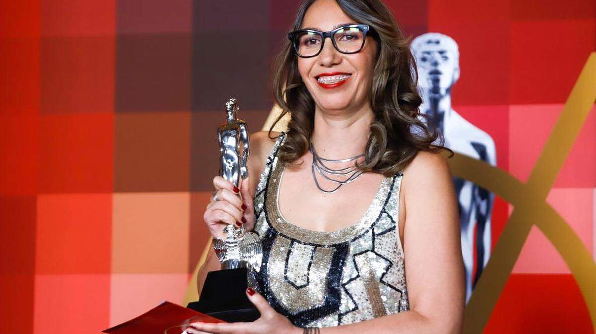 La directora de fotografía Dariela Ludlow, posa con su Ariel a mejor fotografía por ‘Noche de Fuego’, durante la edición 64 de la entrega de los premios Ariel en la Ciudad de México.