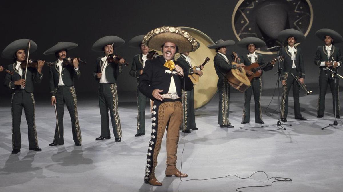El cantante mexicano Vicente Fernández, acompañado de un grupo de mariachis, durante su actuación en el programa de televisión ‘Palmarés’, presentado por Bárbara Rey en septiembre de 1976.