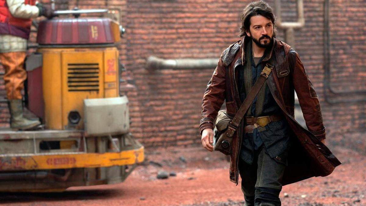 Fotograma cedido por Lucas Film donde aparece Diego Luna en el papel del agente rebelde Cassian Andor, durante una escena de la serie ‘Andor’ creada por Tony Gilroy. El mexicano Diego Luna revela en una entrevista durante el rodaje de ‘Andor 2’ que dicho personaje le “cambió la carrera” y que ahora busca “hacer historia” convirtiéndose en el “primer latino del siglo XXI” en ser nominado a mejor actor de serie dramática en los próximos Emmy.