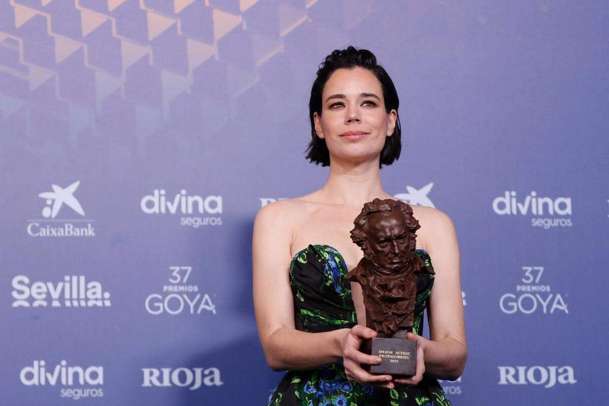 La actriz Laia Costa tras recibir el Goya a la mejor actriz protagonista por su trabajo en ‘Cinco Lobitos’, durante la gala de la XXXVII edición de los Premios Goya que se celebra este sábado en el Palacio de Congresos y Exposiciones FIBES, en Sevilla.