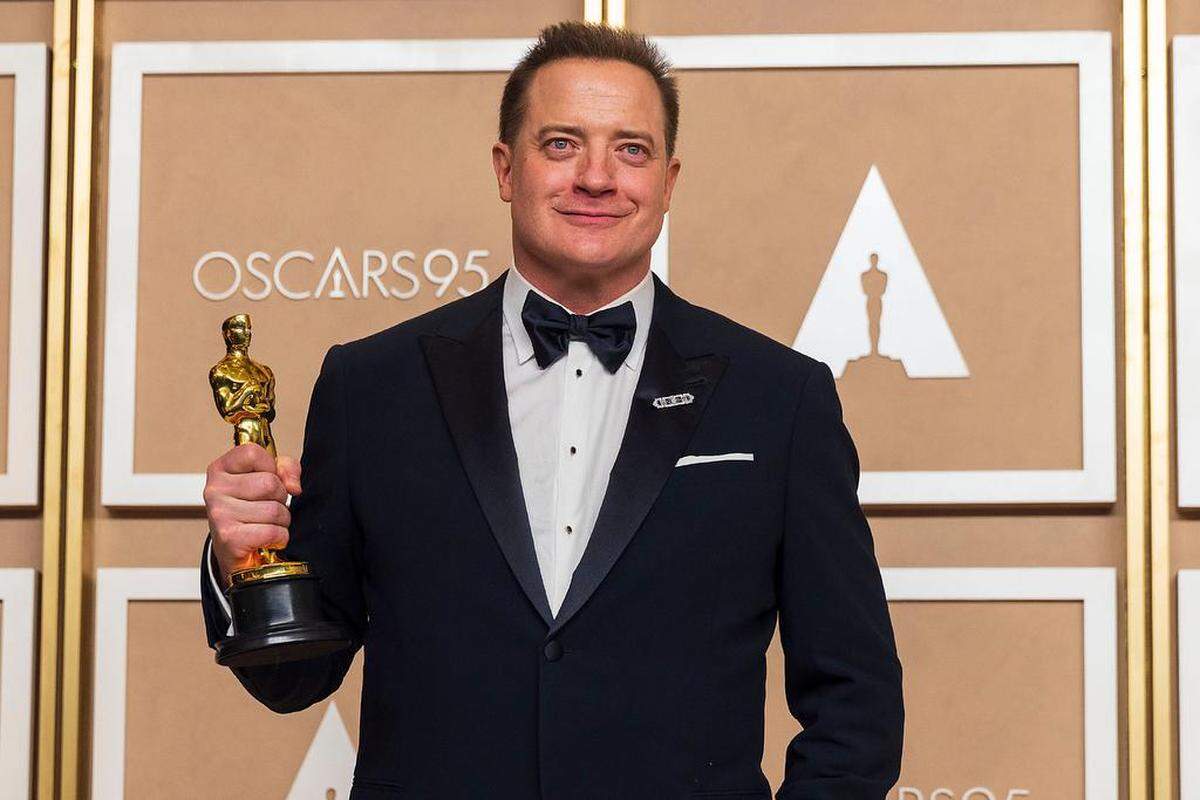 Brendan Fraser posa con su premio Óscar en la sala de prensa de la ceremonia de los Premios de la Academia, hoy, en el teatro Dolby de Hollywood.