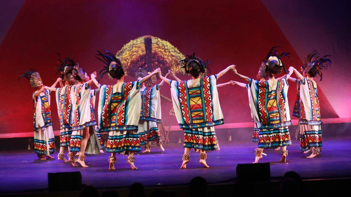 Ballet Folklórico de México de Amalia Hernández con una de sus coreografías ‘Aztecas’ celebrando la ‘Fiesta de la mexicanidad’ el 19 de marzo en el Centro Gallo para las Artes en Modesto como parte de la gran gira de celebración por los EE.UU. Que celebra 70 años de legado artístico. /Ballet Folklórico de México by Amalia Hernández with one of their ‘Aztecas’ choreographies celebrating the ‘Fiesta de la Mexicanidad’ on March 19 at the Gallo Center for the Arts in Modesto as part of the grand celebratory tour of the US. Celebrating 70 years of artistic legacy.