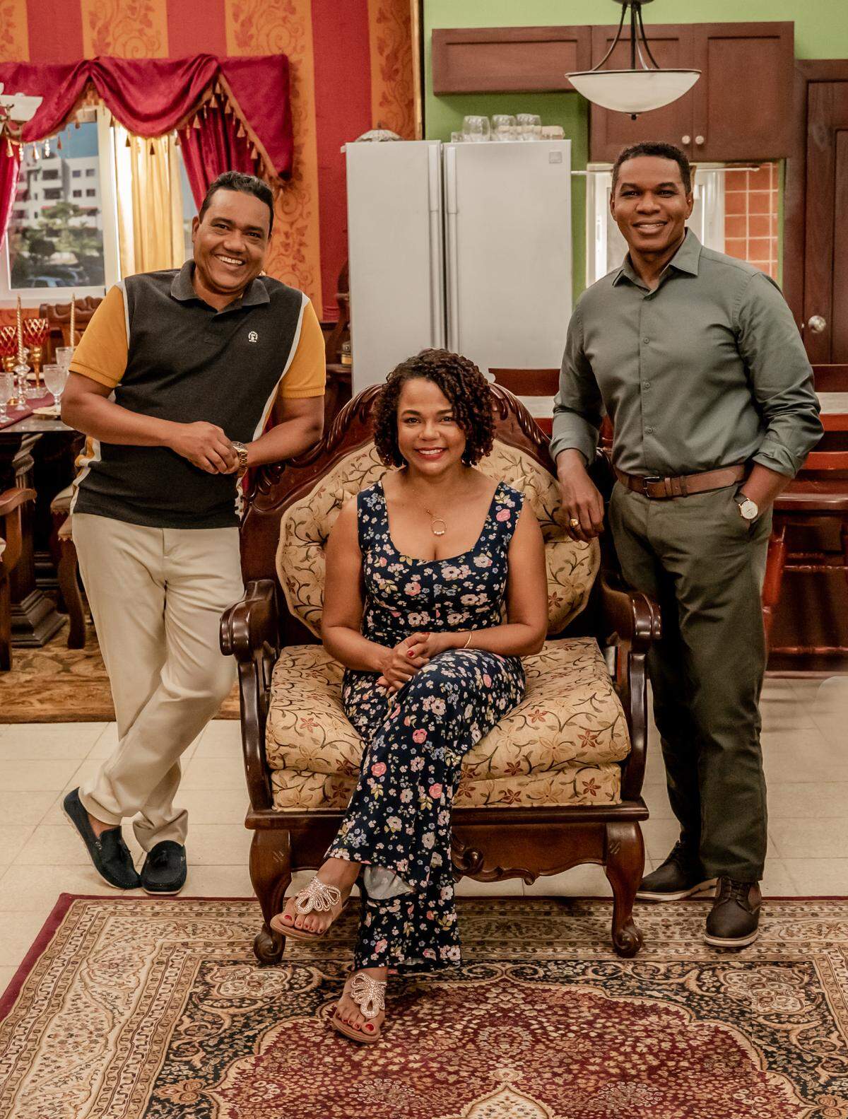 &nbsp;La serie “Líos de familia” está protagonizada por&nbsp;Miguel Céspedes&nbsp;(como Esteban) izquierda, Cheddy García&nbsp;(como Maritza). al centro, y Raymond Pozo&nbsp;(como Job) derecha. 