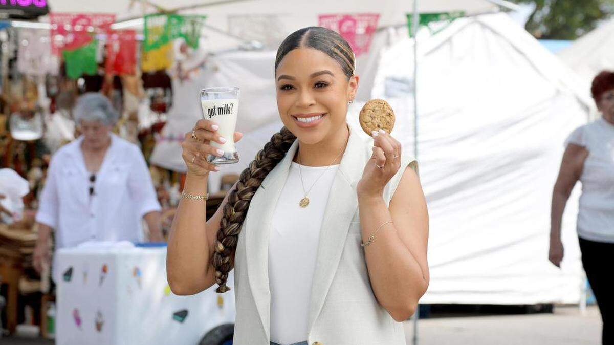 La actriz/escritora afro-latinx y estrella ‘Gentefied’ de Netflix Julissa Calderón está colaborando en la campaña de noticias de parodia “Never Doubt What You Love.”