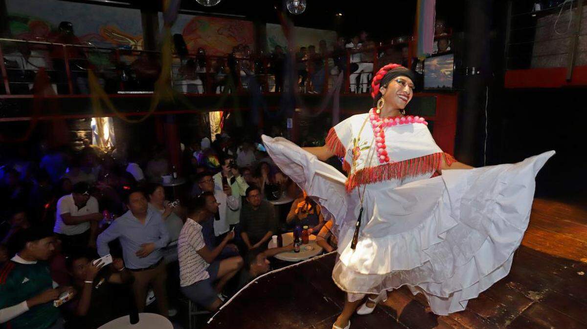Integrantes del ballet folklórico “Qué Diversa es Puebla”, integrado por miembros de la comunidad LGBTQ+, se presentaron en la madrugada de este domingo en el estado de Puebla, México. Con amor por la cultura y el baile se creó el primer ballet folklórico integrado por la comunidad LGBTQ+ y que busca romper estereotipos entre la sociedad.