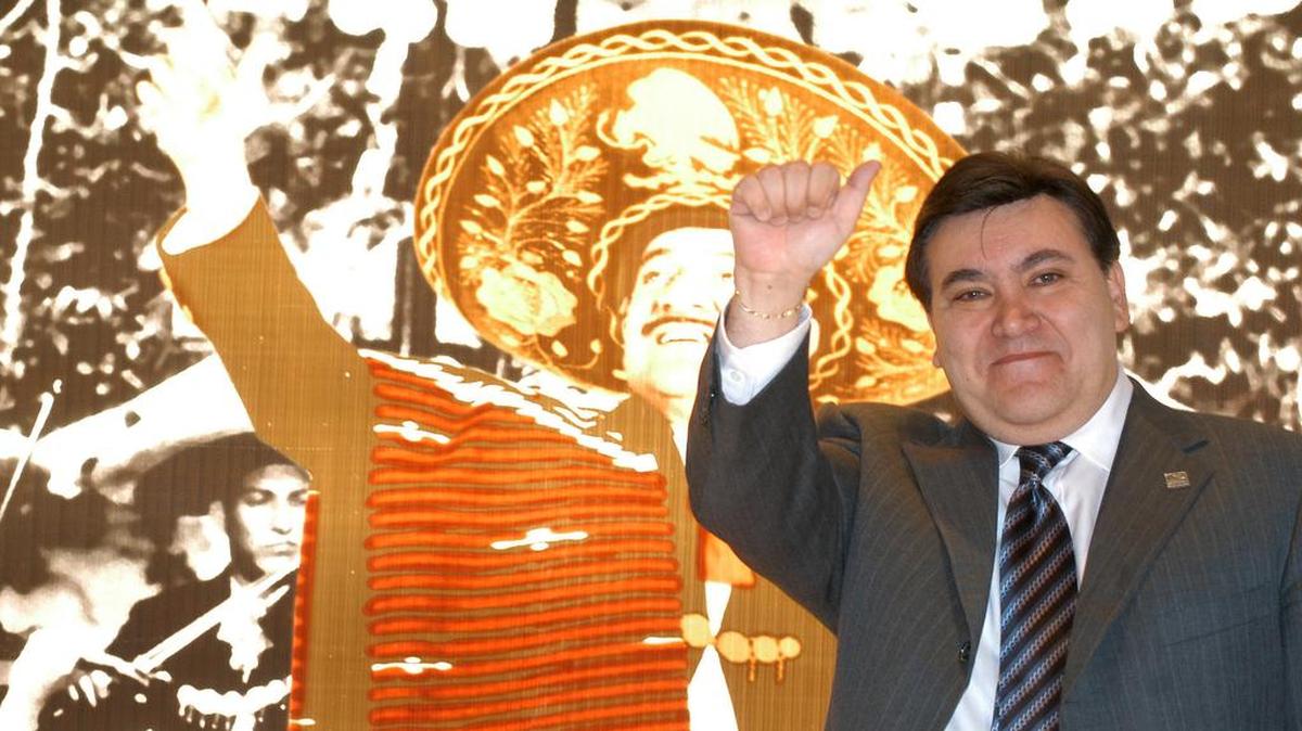 Fotografía de archivo fechada el 23 de noviembre de 2006 que muestra a José Alfredo Jiménez Jr., hijo del compositor de música ranchera José Alfredo Jiménez, durante la presentación del disco homenaje a su padre en Ciudad de México. El hijo del icónico artista de regional mexicano de mismo nombre, falleció este miércoles, según confirmó la Asociación Nacional de Intérpretes (ANDI).