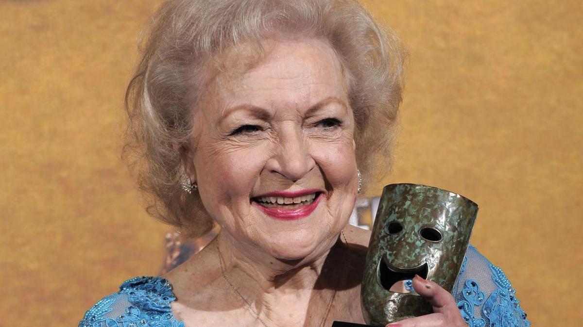 Fotografía de archivo fechada el 23 de enero de 2010, que muestra a la actriz estadounidense Betty White mientras posa con el premio a toda una vida de carrera durante la 16 entrega de los premios Screen Actors Guild en el Auditorio Shrine de Los Ángeles.