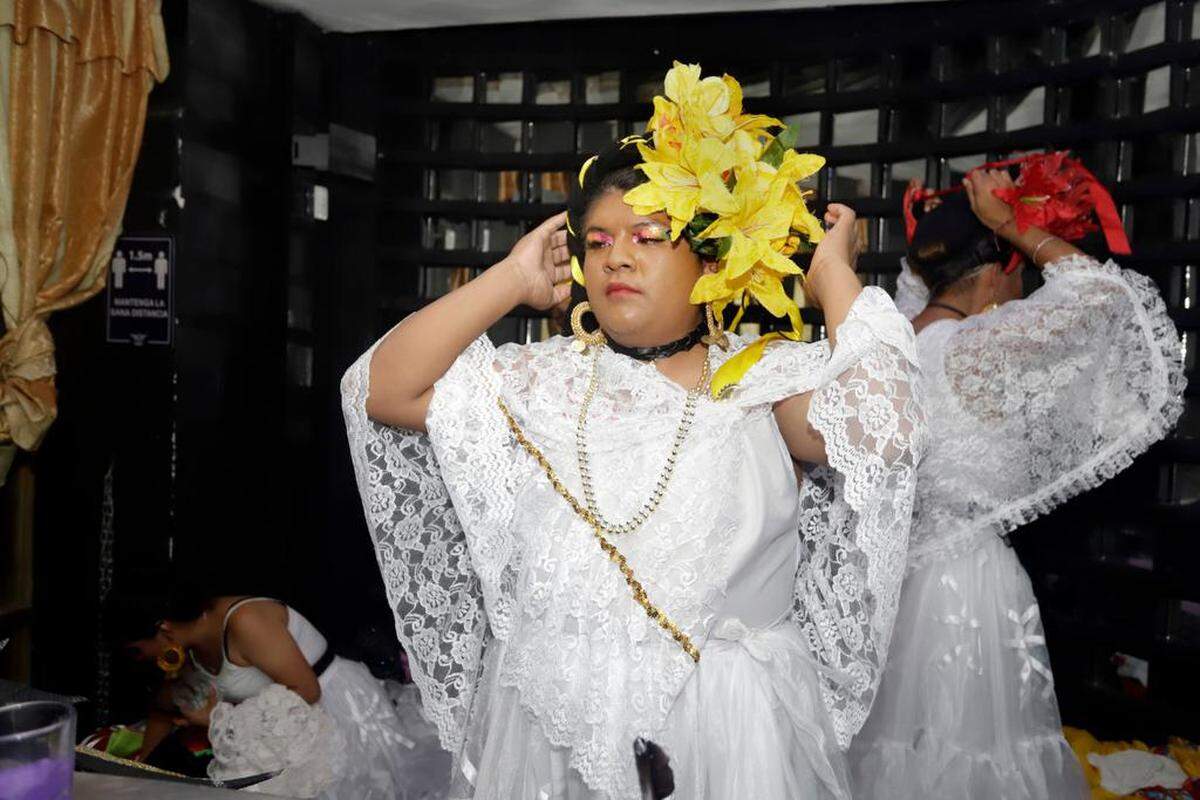 Integrantes del ballet folklórico ‘Qué Diversa es Puebla’, integrado por miembros de la comunidad LGBTQ+, se presentaron en la madrugada de este domingo en el estado de Puebla, México.