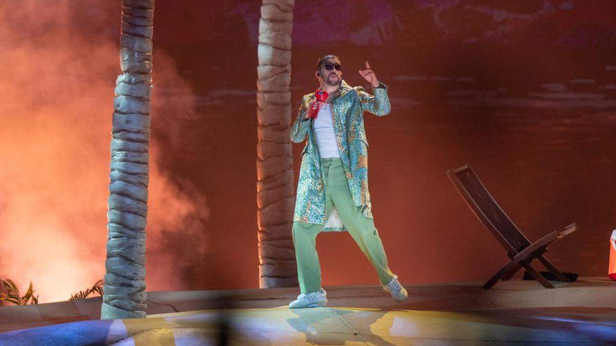 El cantante puertorriqueño Bad Bunny canta durante una presentación de su gira del ‘Worlds Hottest Tour, Stadiums 2022’, el 9 de diciembre en el Estadio Azteca, en la Ciudad de México.