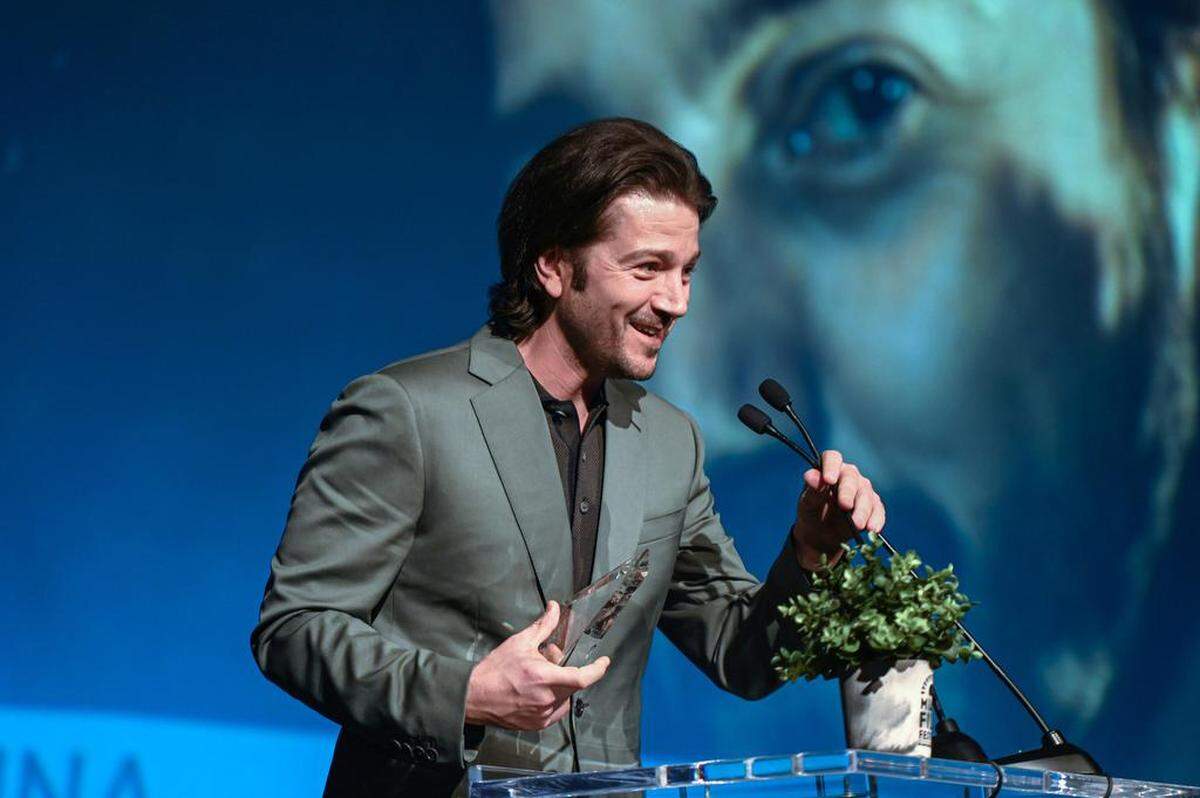 Fotografía de archivo fechada el 4 de marzo de 2023 que muestra al actor mexicano Diego Luna mientras recibe el premio Variety Virtuoso del Festival de Cine de Miami, Florida.