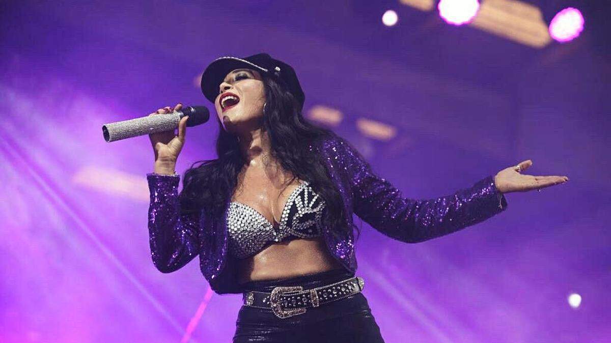 Karla Pérez trae su espectáculo ‘Selena The Show,” el 19 de septiembre a las 8 de la noche en los terrenos de la Feria del Condado de Tulare.