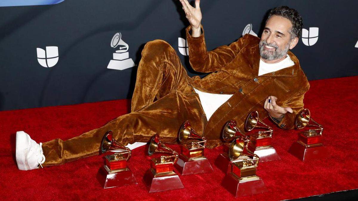 Jorge Drexler posa con los Grammys conseguidos en la 23ª edición de los Premios Grammy Latinos en Las Vegas.