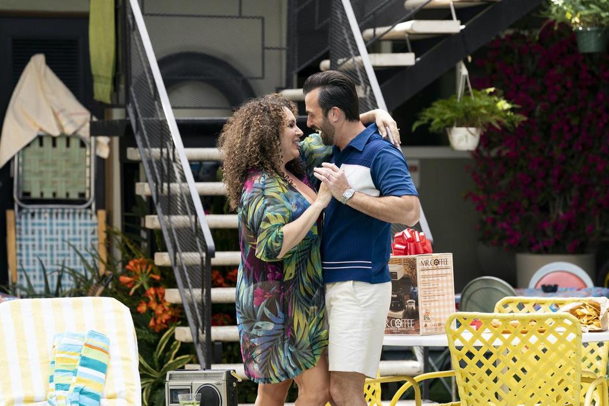 Fotograma cedido por HBO Max donde aparece Diana María Riva como Adela Torres Castelli y Juan Javier Cárdenas como Víctor Castelli, durante la escena de un capítulo de la serie ‘Gordita Chronicles’ que consta de 10 episodios.
