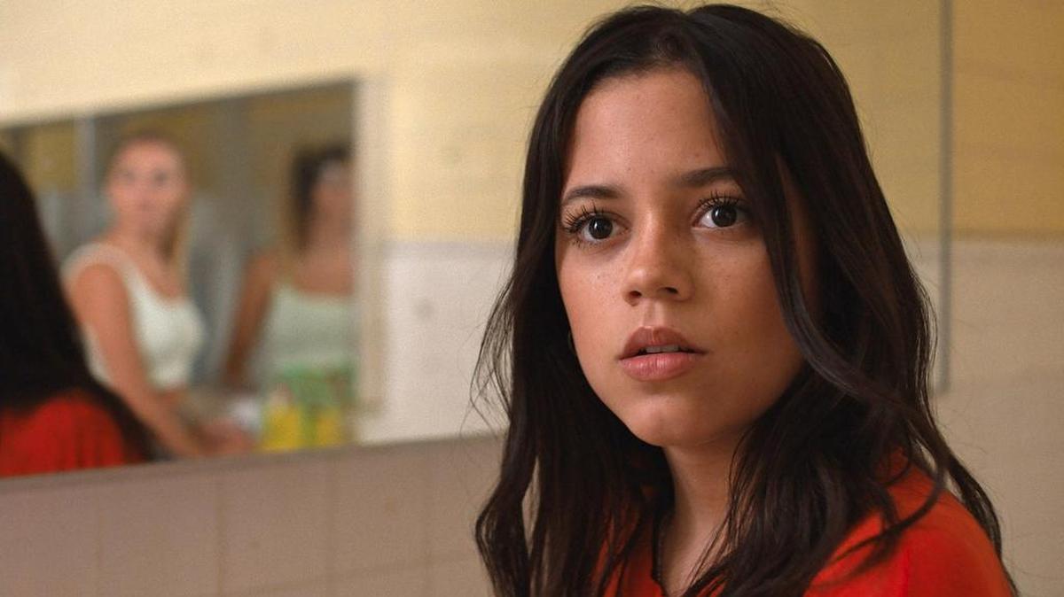 A sus 19 años, la actriz de origen mexicano Jenna Ortega demuestra que es posible pasar de ser una estrella Disney a una actriz con una gran profundidad emocional en la película ‘The Fallout’, su primer rol protagónico en Hollywood.