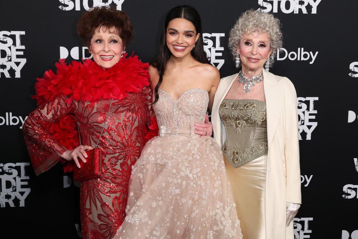 La actrized Carol Lawrence, Rachel Zegler y Rita Moreno posan para un foto en el estreno de ‘West Side Story’ en Hollywood.