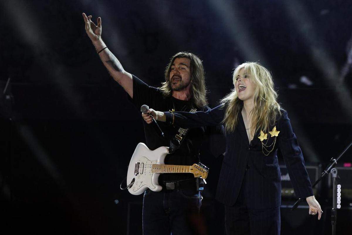 El cantante colombiano Juanes se presenta el 17 de diciembre en concierto junto a Antonia Jones, en el estadio Atanasio Girardot en Medellín.
