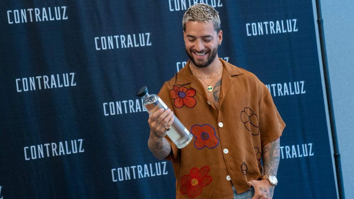 El cantante colombiano Maluma se presentó este miércoles como empresario en Nueva York al lanzar una marca propia de mezcal, Contraluz, uno de los varios negocios que tiene en marcha y que reflejan la evolución de sus ambiciones, aunque aseguró que la música sigue siendo su prioridad “número uno”.