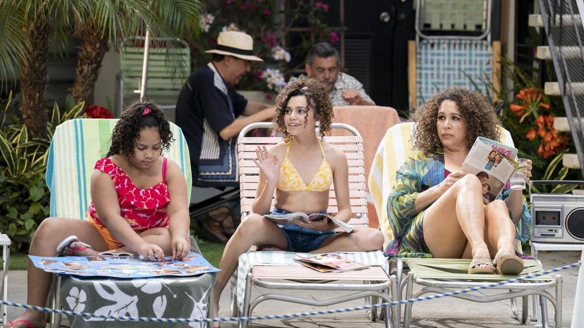 Fotograma cedido por HBO Max donde aparecen Olivia Goncalves (i) como Cucu, Savannah Nicole Ruiz (c) como Emilia, y Diana María Riva (d) como Adela Torres Castelli, durante la escena de un capítulo de la serie ‘Gordita Chronicles’.