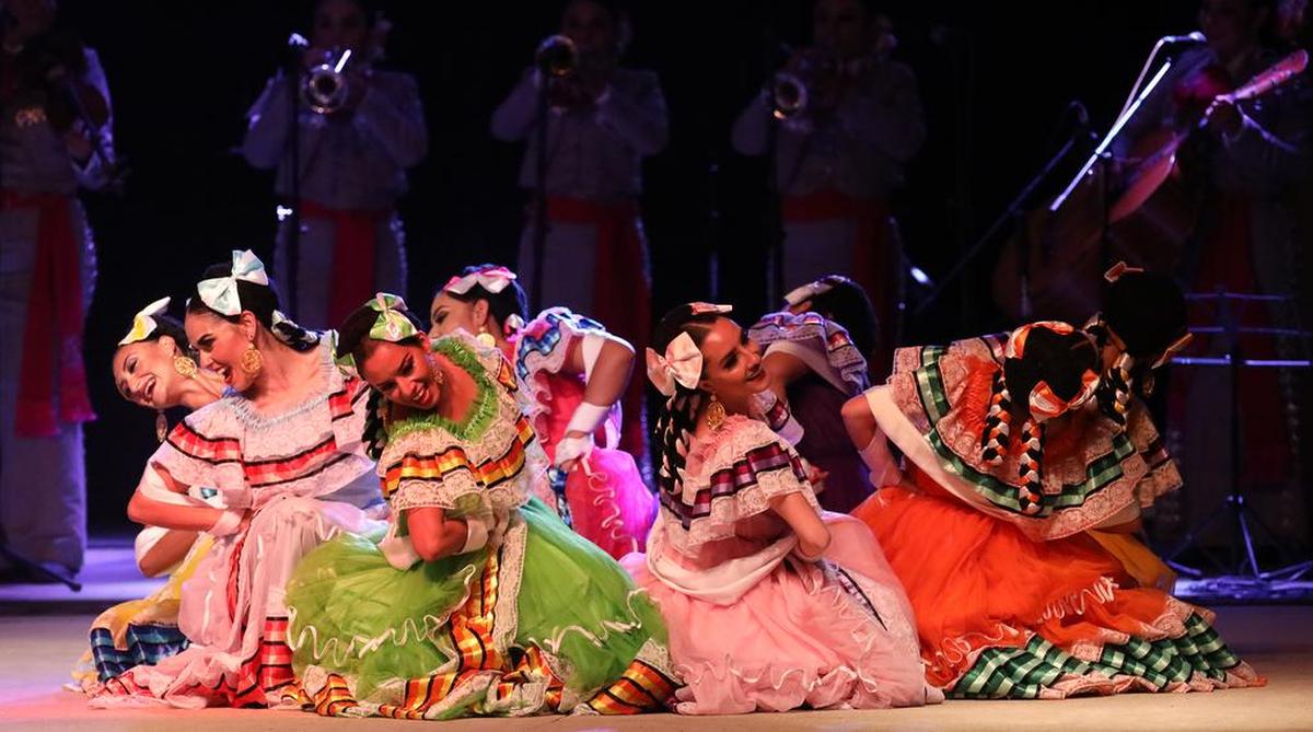 El Ballet Folclórico Guadalajara presenta el baile a la música de 'La Culebra' durante su presentación en los terrenos de la feria del Condado de Fresno el 29 de mayo de 2022.