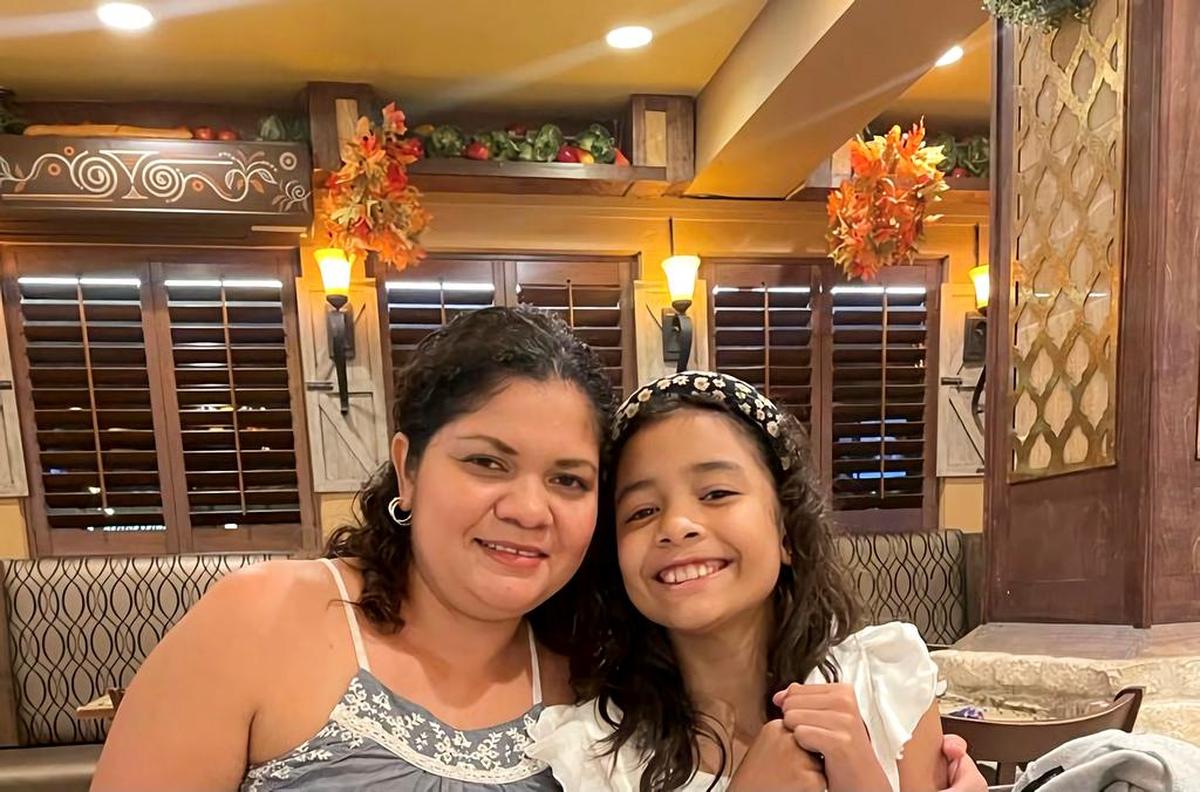 Fotografía personal cedida donde aparece la inmigrante salvadoreña Cindy Madrid con su hija Ximena Valencia que fueron separadas en la frontera en mayo de 2018 y tuvieron que soportar duras condiciones dentro de centros de detención.