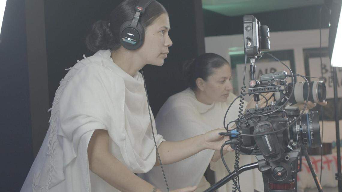 Sadhvi Anubhuti, (al fondo, centro) coproductora del documental ‘Surviving Sex Trafficking’ que es dirigido y producido Sadhvi Siddhali Shree (izquierda). El documental ha sido ganador de varios premios. 