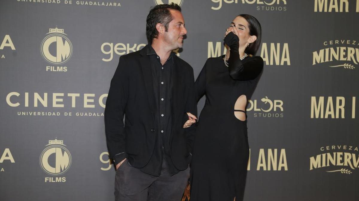 La cineasta mexicana Mar Novo (d) y el fotógrafo Gerardo Guerra (i), posan durante la alfombra roja de la presentación del cortometraje ‘Mar I Ana’ en la cineteca del Festival Internacional de Cine de Guadalajara