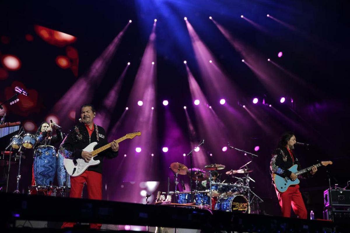Tras 25 años separados, el emblemático grupo mexicano Los Bukis, con Marco Antonio Solís al frente, volvio el 27 de agosto a los escenarios con un gran concierto en el estadio SoFi de Los Ángeles que dará comienzo a su gira de reunión.
