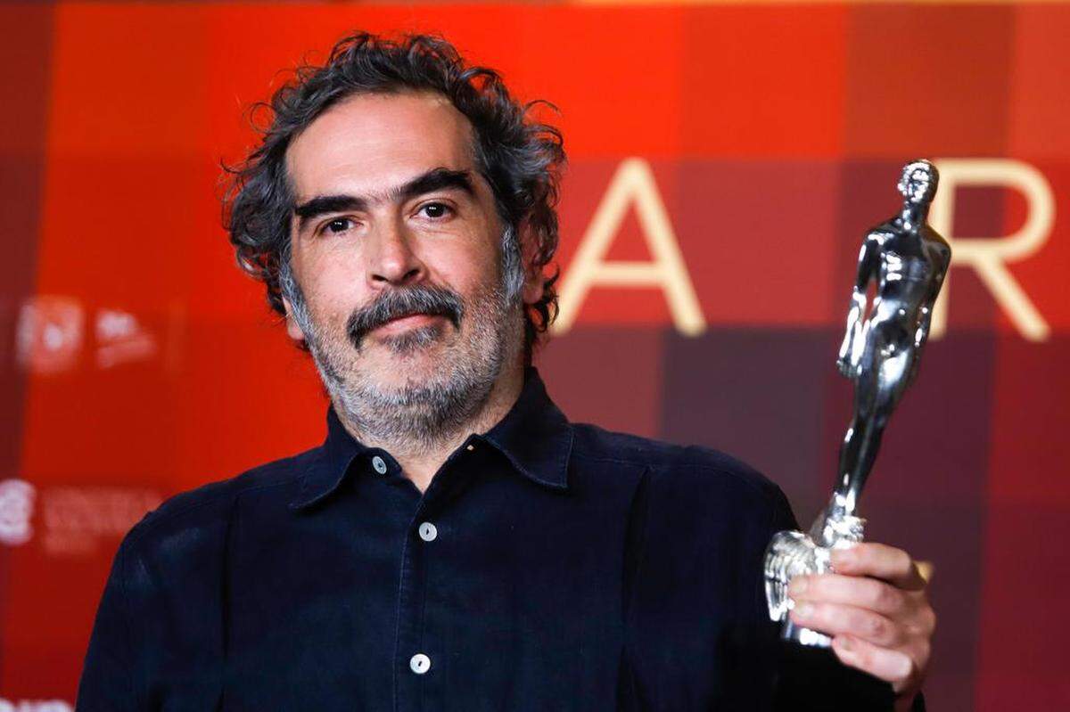 El editor Yibrán Asuad posa con su Ariel a mejor edición por ‘Una Película de Policías’, durante la edición 64 de la entrega de los premios Ariel hoy, en la Ciudad de México.