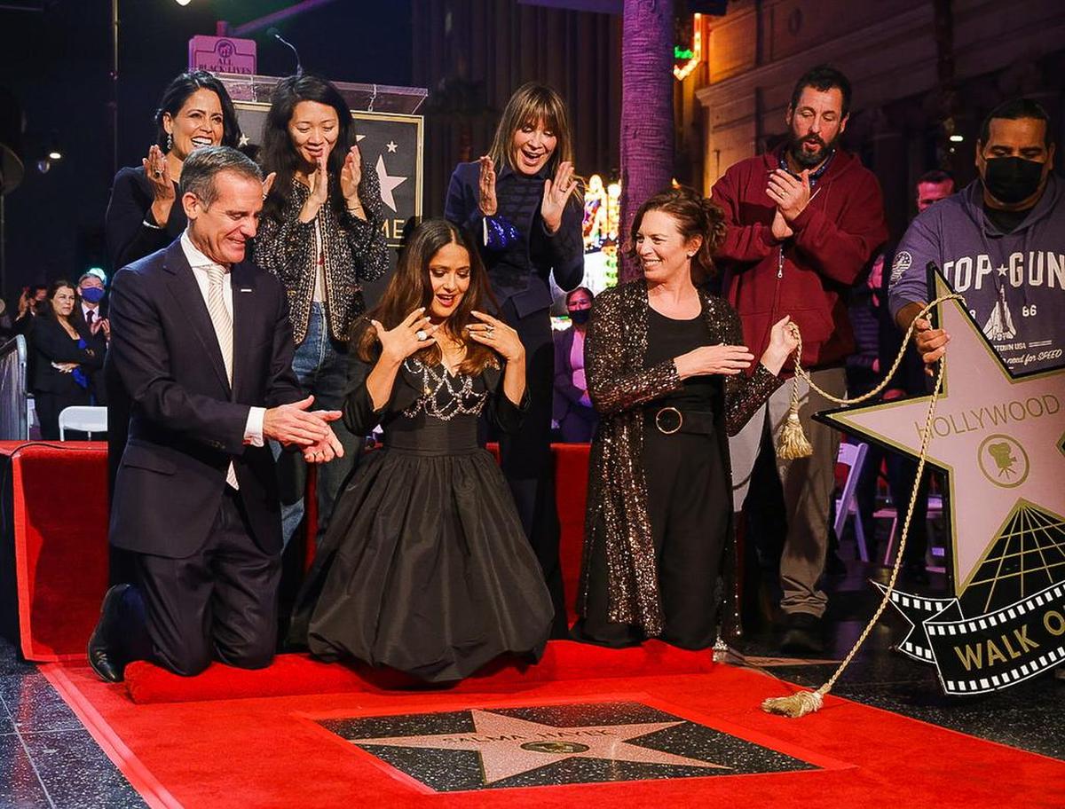 Eric Garcetti, Chloe Zhao, Adam Sandler y sus amigos ven cómo la actriz Salma Hayek recibe su estrella en el Paseo de la Fama de Hollywood.