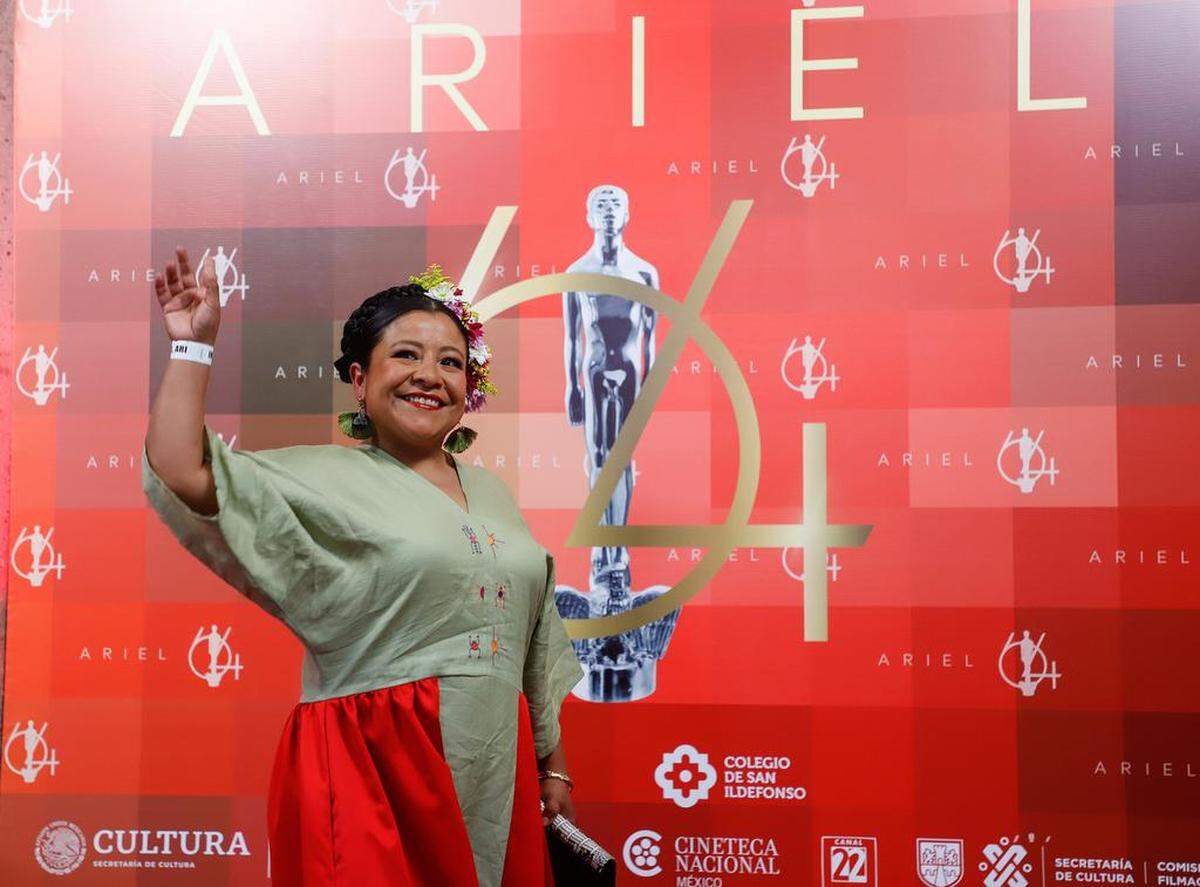La actriz Mónica del Carmen posa durante la alfombra roja de la edición 64 de la entrega de los premios Ariel en la Ciudad de México.