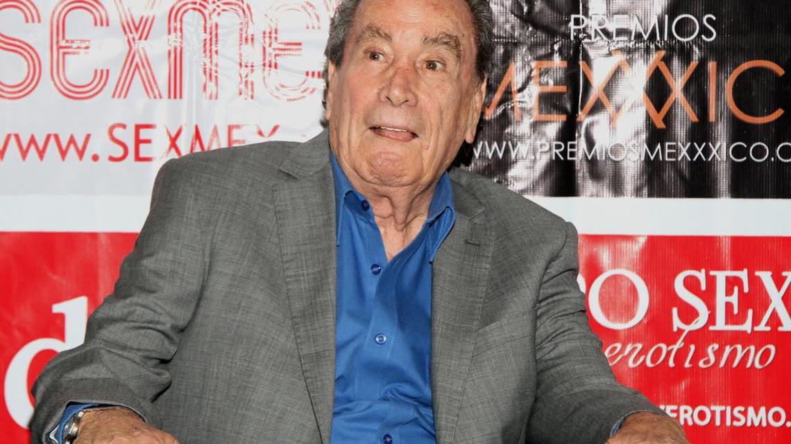 Eel actor mexicano Alfonso Zayas, durante una rueda de prensa en la Ciudad de México en marzo de 2016, fue famoso por haber sido parte del controvertido y popular cine de “ficheras.” Falleció la noche del jueves en la Ciudad de México a los 80 años de edad, según informó su familia.