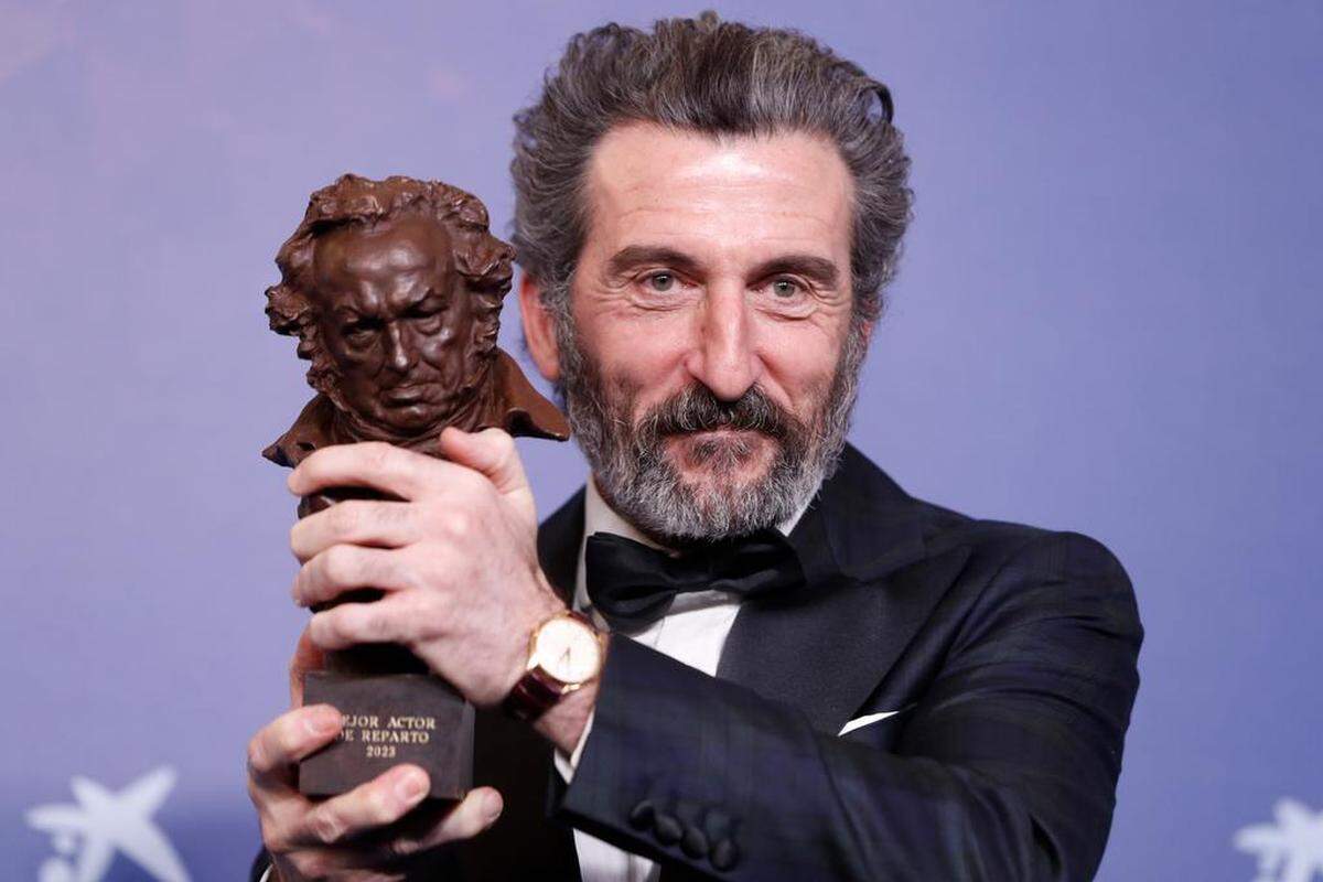 Luis Zahera tras recibir el Goya al “mejor actor de reparto” por su trabajo en ‘As Bestas’ durante la gala de la XXXVII edición de los Premios Goya que se celebra este sábado en el Palacio de Congresos y Exposiciones FIBES de Sevilla.