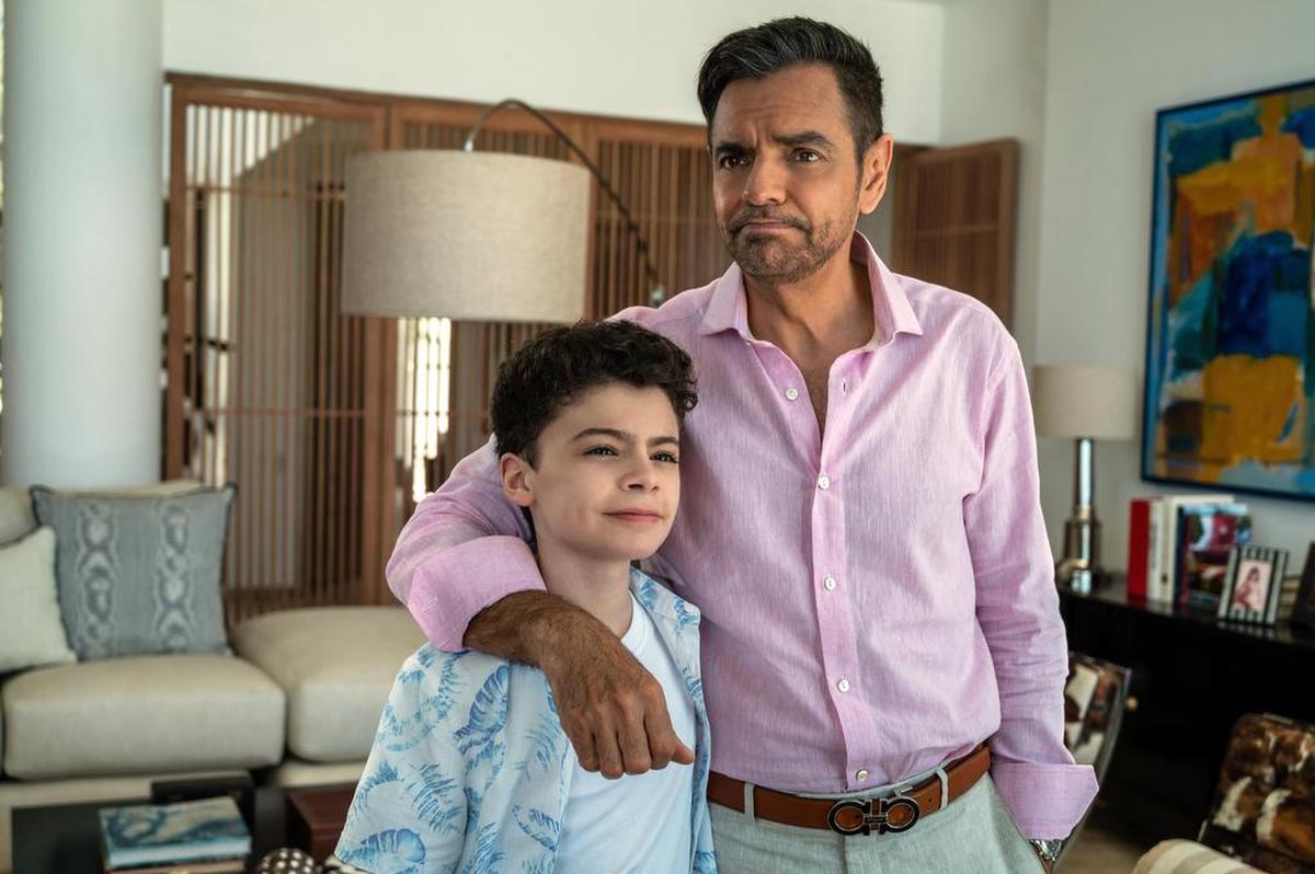 El actor mexicano Eugenio Derbez y el niño canadiense Raphael Alejandro durante una escena de ‘Acapulco.’