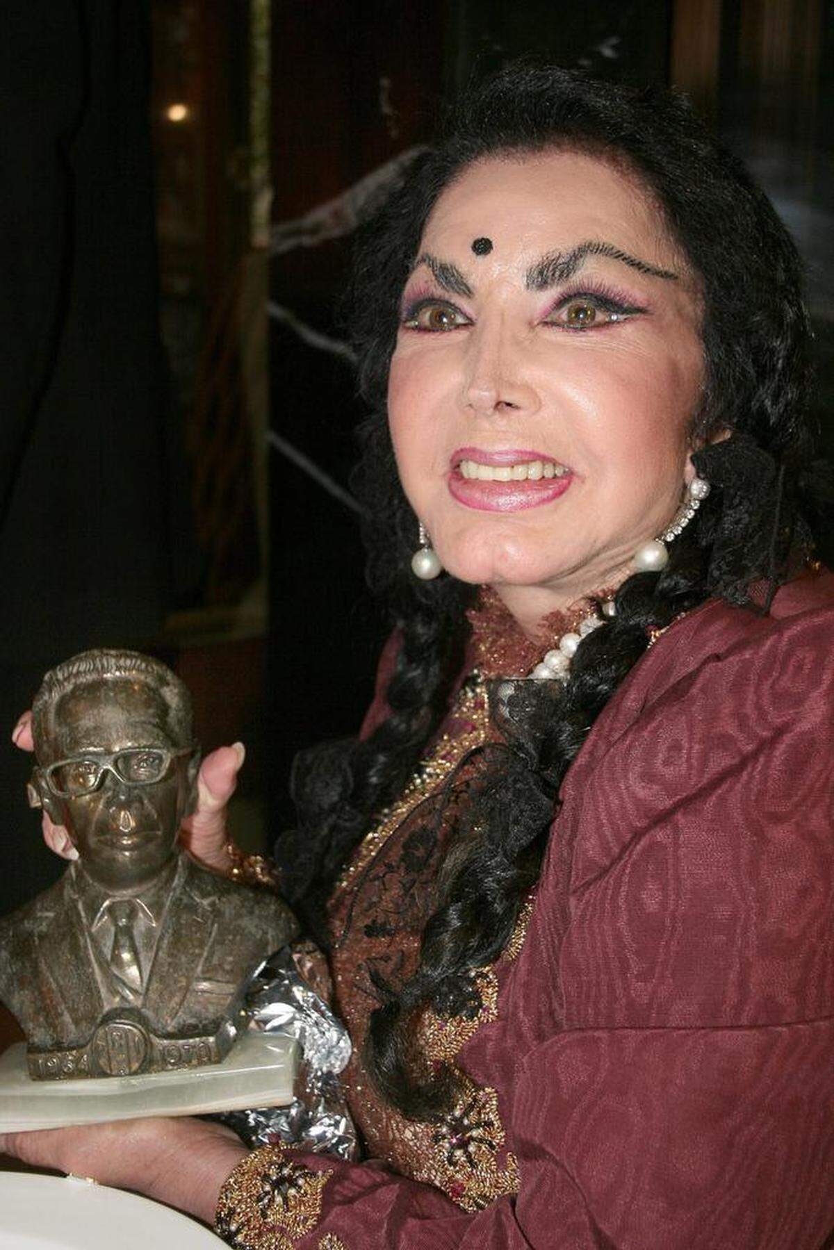 La polémica actriz de cine mexicano, cantante de ranchero y política Irma Serrano, apodada “La Tigresa” y conocida amante del expresidente Gustavo Díaz Ordaz (1964-1970), falleció este miércoles a sus 89 años de edad.