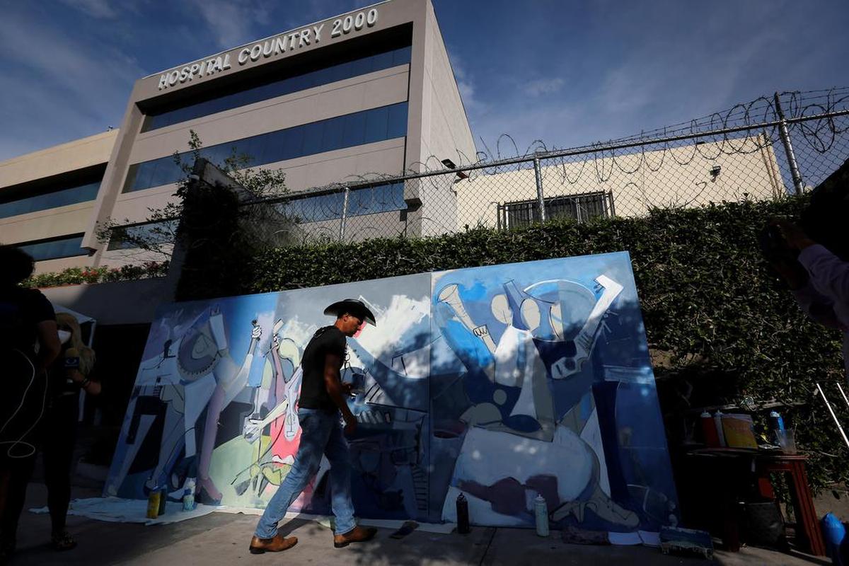 El pintor mexicano Roberto Márquez realiza un mural hoy en honor al cantante mexicano Vicente Fernández.