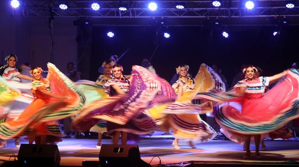 El Ballet Folclórico Guadalajara presenta un baile de Jalisco durante su presentación en los terrenos de la feria del Condado de Fresno el 29 de mayo de 2022.