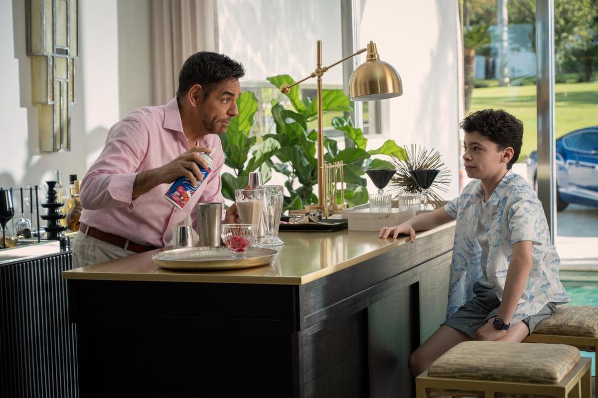 Fotograma cedido por Apple TV+ donde aparece el actor mexicano Eugenio Derbez y el niño canadiense Raphael Alejandro, durante una escena de ‘Acapulco,’ una historia inspirada en la comedia ‘How to be a Latin Lover’ que viaja hasta la época dorada de la popular ciudad costera.