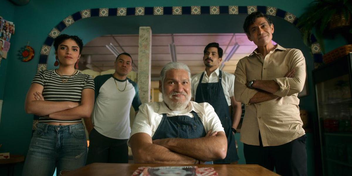 Fotograma cedido por Netflix donde aparecen, desde la izquierda, Karrie Martin, como Ana; JJ Soria, como Erik; Joaquín Cosío, como Casimiro; Carlos Santos, como Chris, y Manuel Uriza, como Ernesto, durante una escena del segundo capítulo de la segunda temporada de ‘Gentefied’.