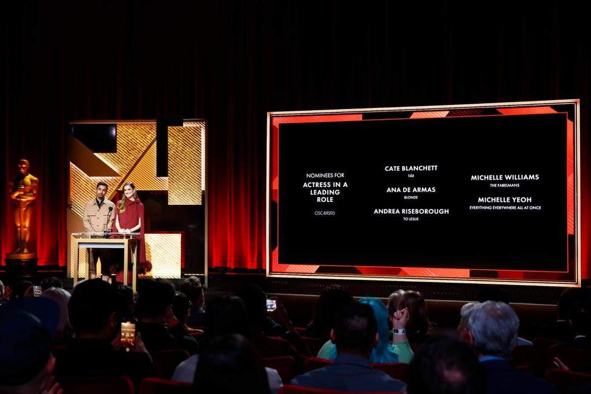 -FOTODELDÍA- BEVERLY HILLS (EEUU), 24/01/2023.- Riz Ahmed (i) y Allison Williams anuncian las nominadas a la mejor actriz para la 95ª edición de los Óscar, este martes en el teatro “Samuel Goldwyn” de Beverly Hills (California, EEUU). La hispanocubana Ana de Armas (”Blonde”) es una de las nominadas. EFE/ Caroline Brehman