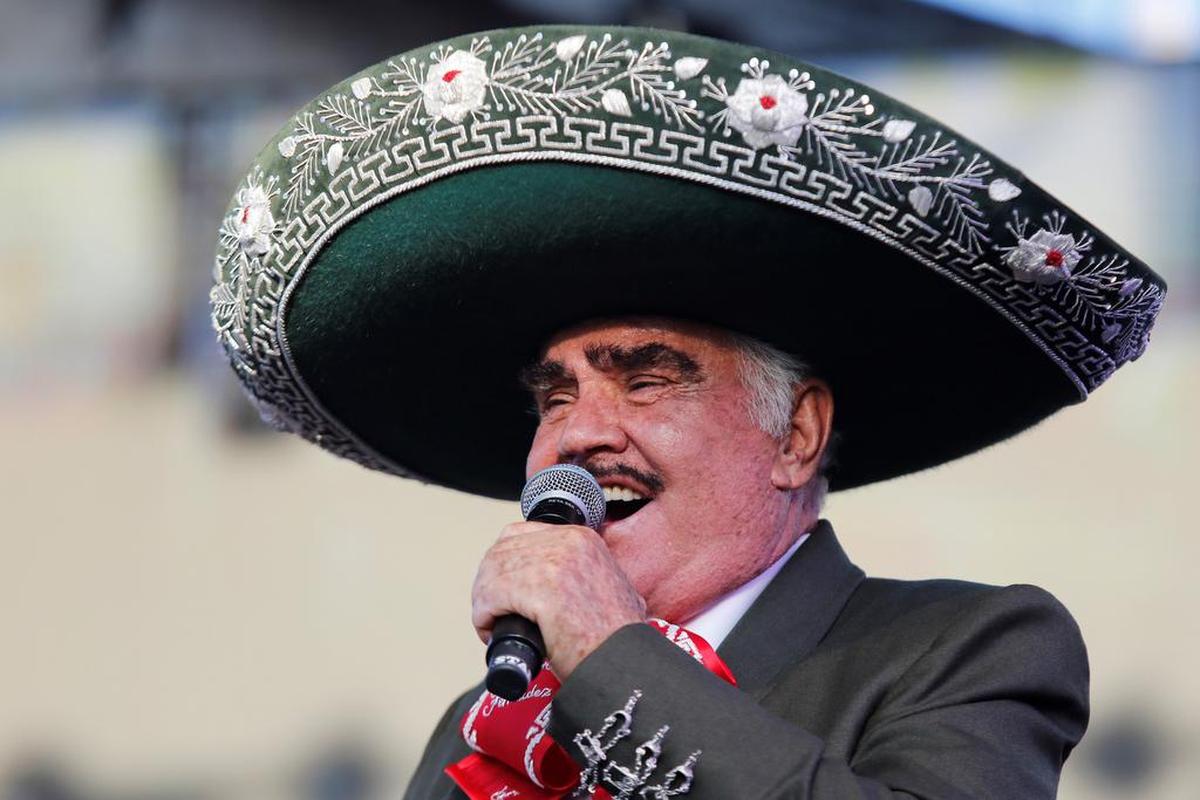 MEX8678. GUADALAJARA (MÉXICO), 09/08/2021. Fotografía de archivo fechada el 6 de octubre de 2019, que muestra al cantante mexicano Vicente Fernández durante un concierto en Guadalajara, Jalisco (México). El cantante de música ranchera Vicente Fernández, de 81 años, se encuentra “grave pero estable” y en terapia intensiva tras una cirugía de emergencia realizada luego de haber sufrido una caída en Guadalajara (oeste de México), informó este lunes su equipo médico. EFE/ Francisco Guasco ARCHIVO