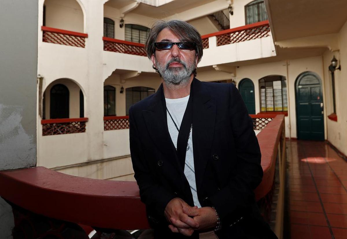 El líder de la banda argentina de rock alternativo Babasónicos, Adrián Dárgelos, posa durante una entrevista en Ciudad de México.