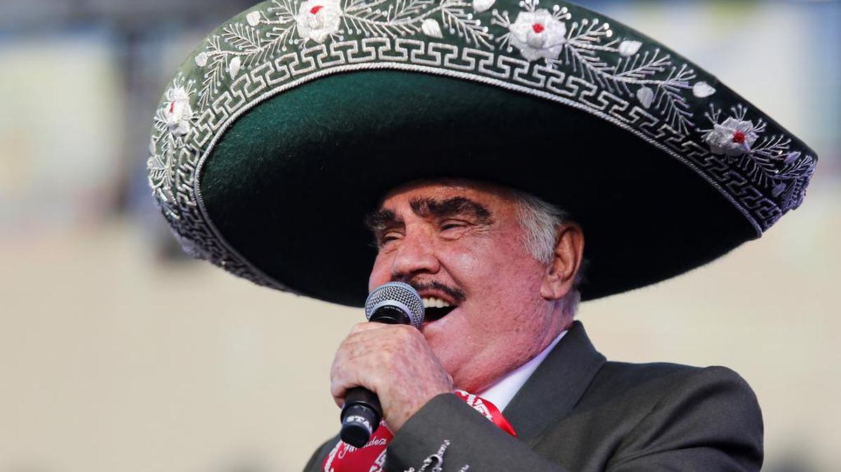 Fotografía de archivo fechada el 6 de octubre de 2019, que muestra al cantante mexicano Vicente Fernández durante un concierto en Guadalajara, Jalisco.